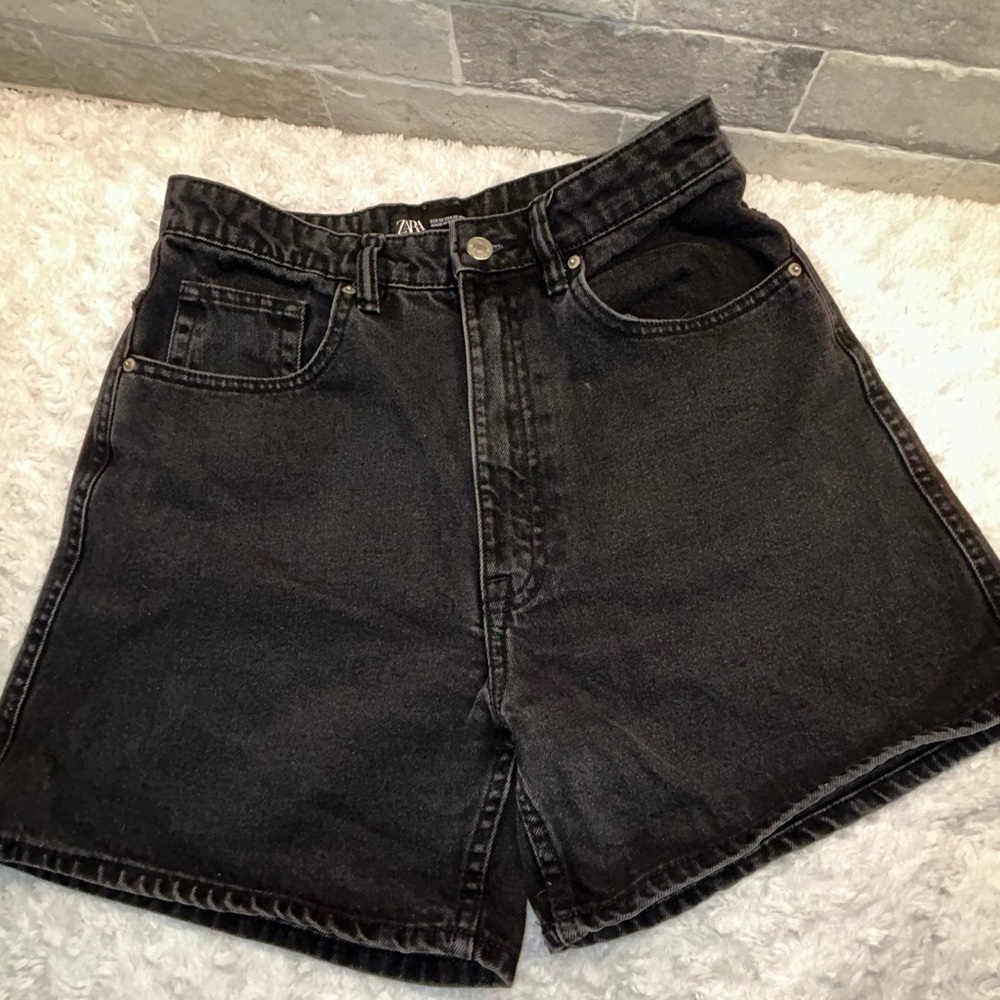 Zara Women's Black Denim Shorts. Size 28 USA